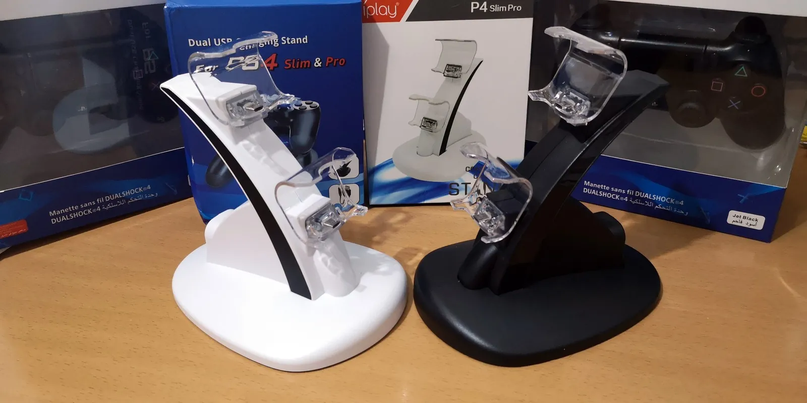 Punjač za dva PS4 kontrolera